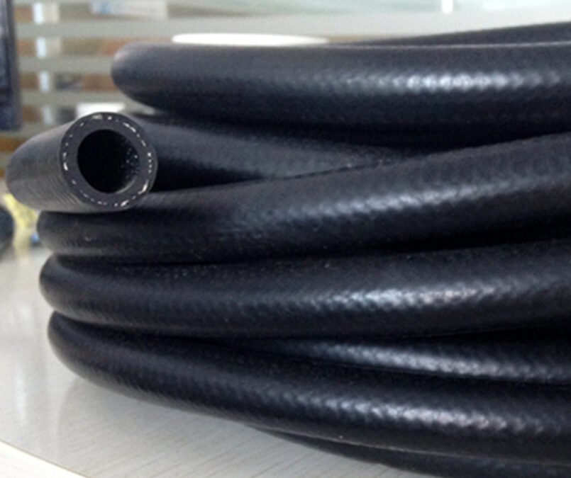 Na hÚsáidí Iomadúla As 4 Inch Rubber Hose In Industrial And Commercial Applications